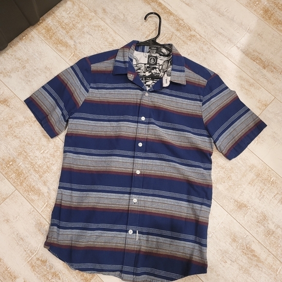 Volcom Men's Slim Fit Striped Button Up Shirt Size Medium - Picture 2 of 7